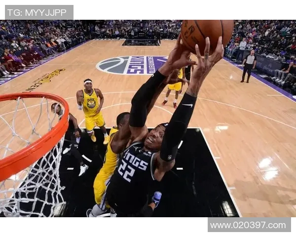 镜头捕捉：VAR赛场小动作引发热议